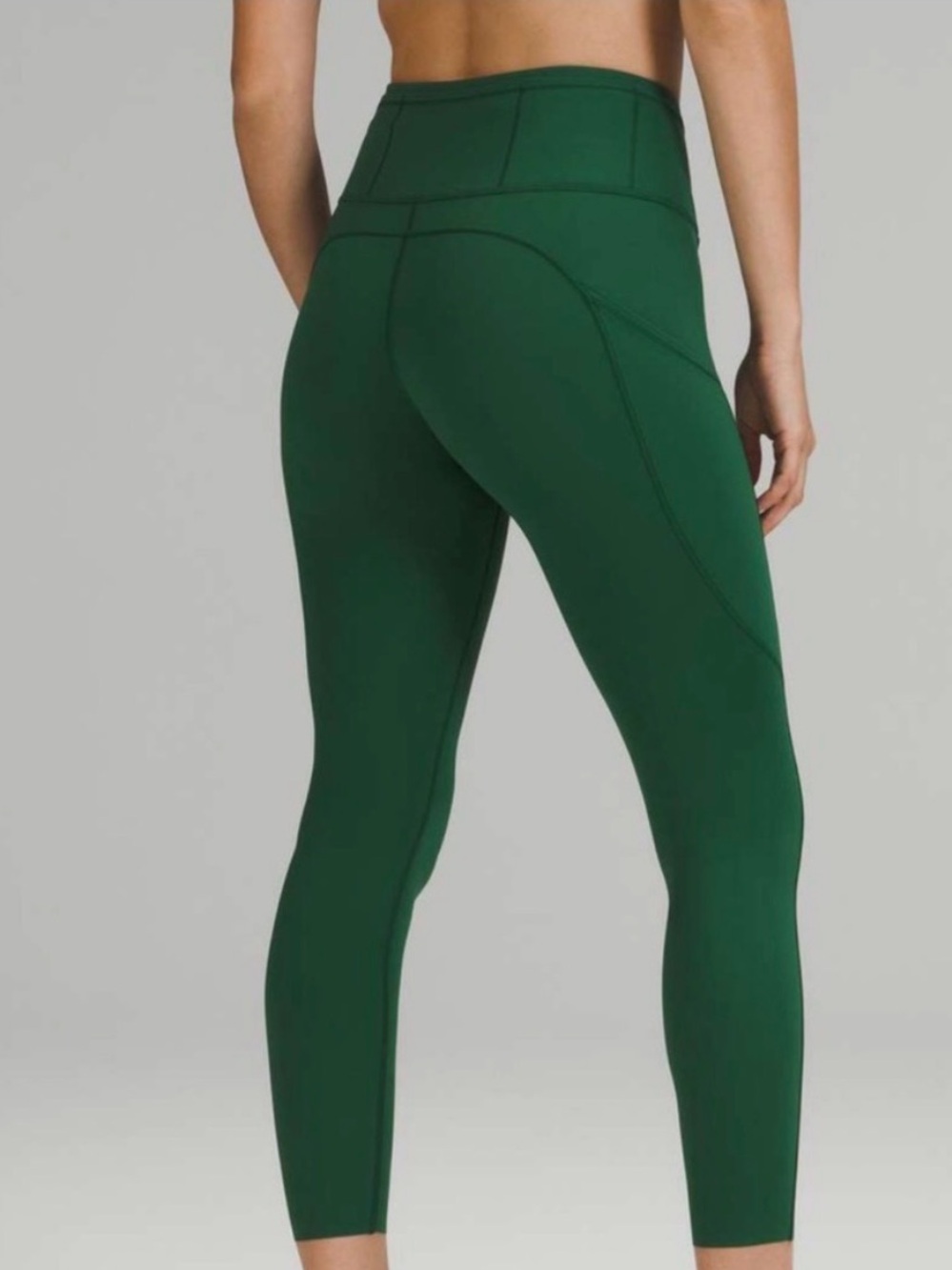 EUC Lululemon Fast and Free High Rise Tight 28" - Everglade
Size: 2
WITH POCKETS